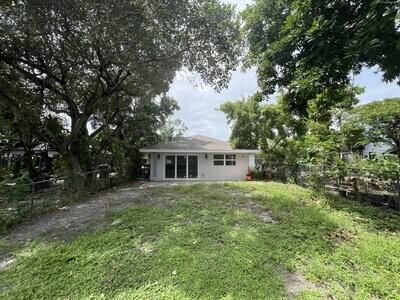 Property Photo: 828 S B Street FL 33460