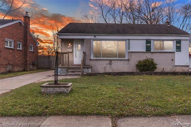 Property Photo: 1960 Lexington Parkway MI 48141