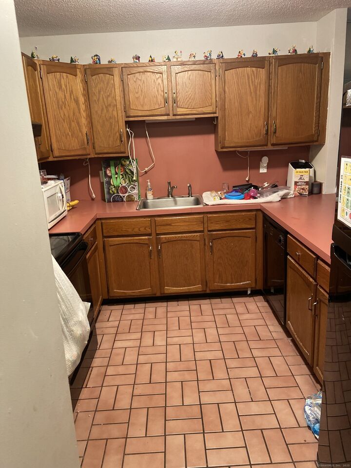 Property Photo:  1274 East Main Street Apt D27  CT 06450