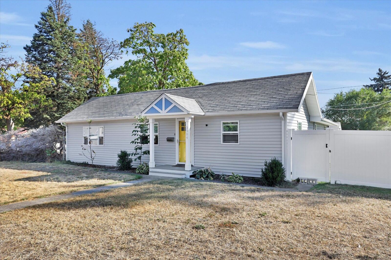 Property Photo: 3904 E Frederick Ave WA 99217