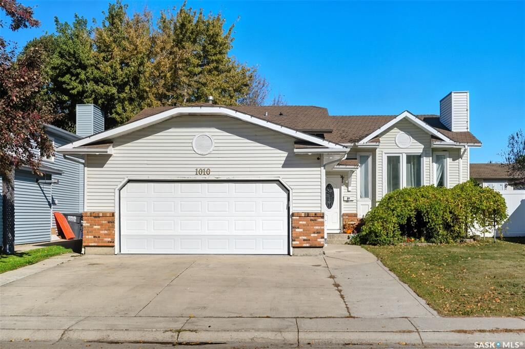 Property Photo: 1010 Haslam Crescent SK S7S 1C8