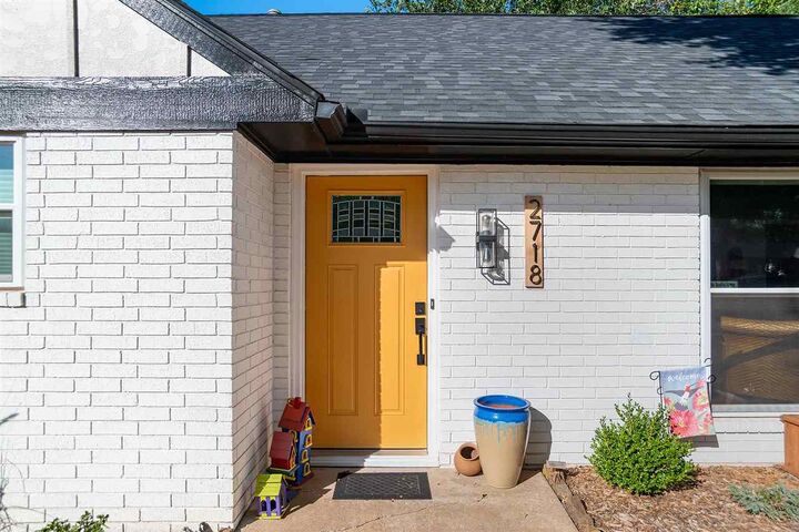 Property Photo:  2718 N Crescent Drive  OK 74075