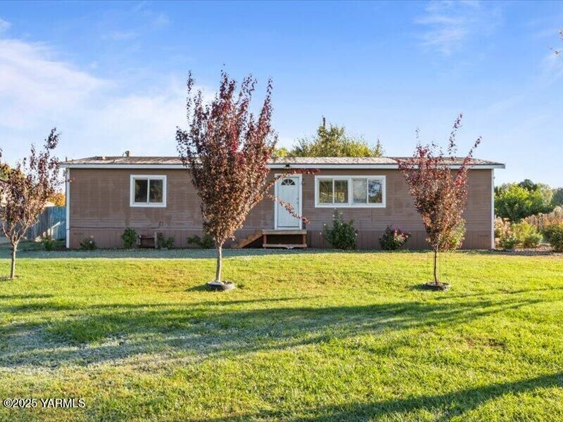 Property Photo:  2805 S 90th Ave  WA 98903