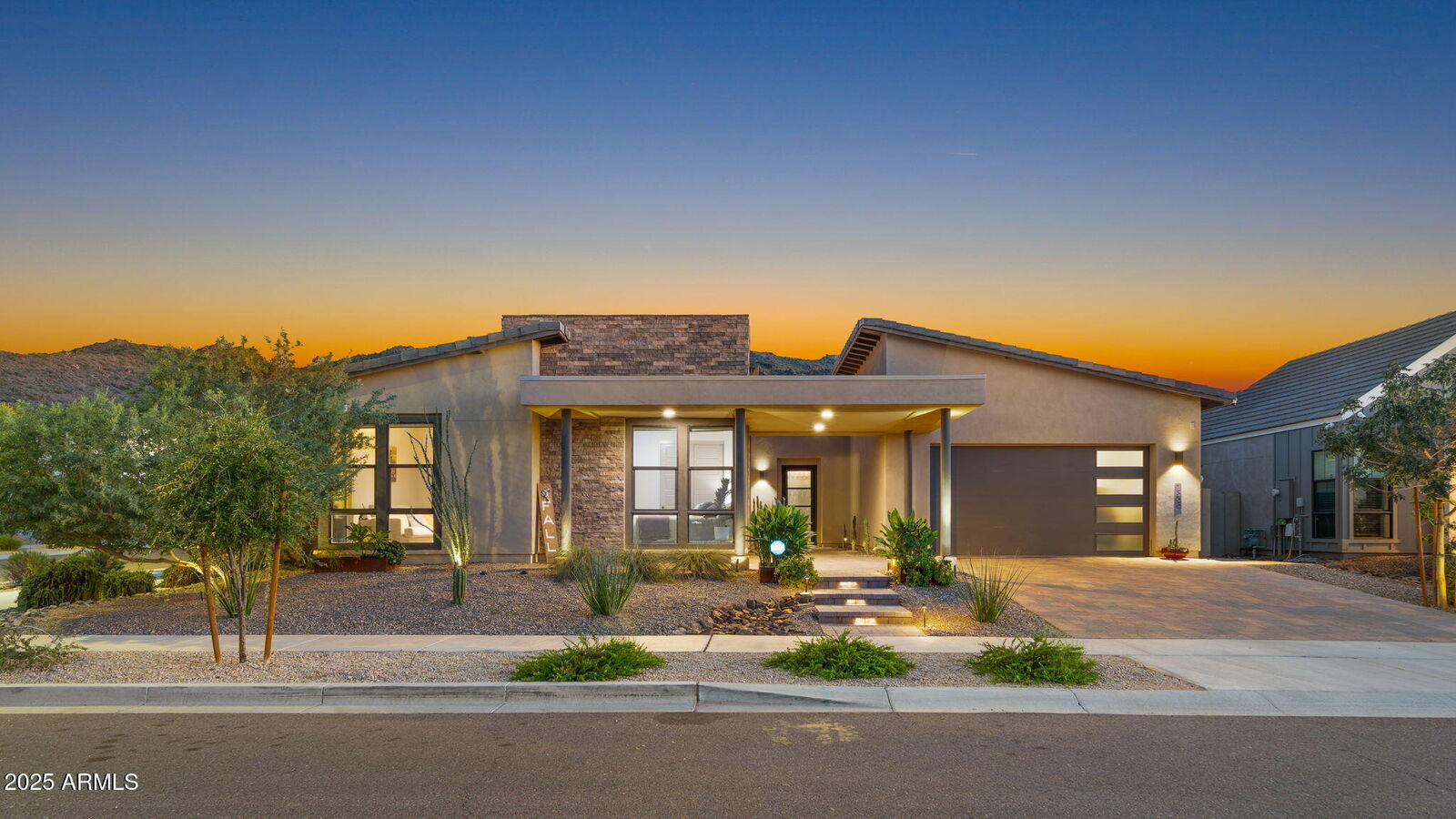 Property Photo: 1353 E Paseo Way AZ 85042