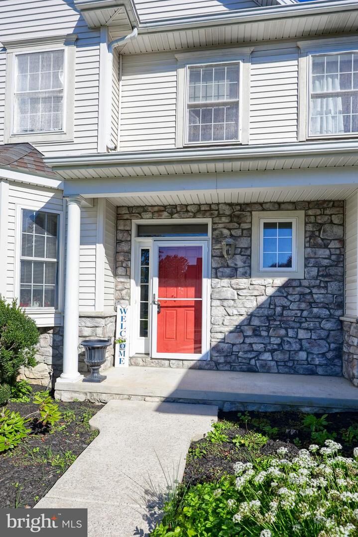 Property Photo: 327 Squire Lane PA 17543