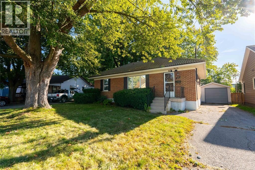 Photo de la propriété:  42 Warwick Drive  ON N8A 3N4