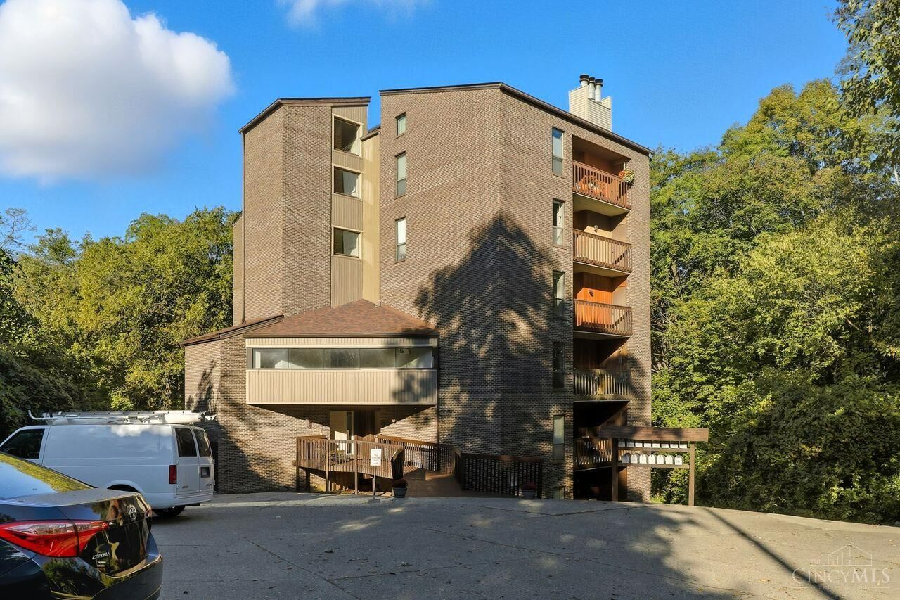 Property Photo: 2121 Sutton Avenue OH 45230