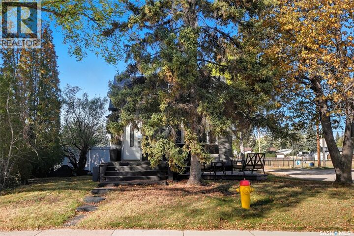 Property Photo: 1041 L Avenue N SK S7L 2R7