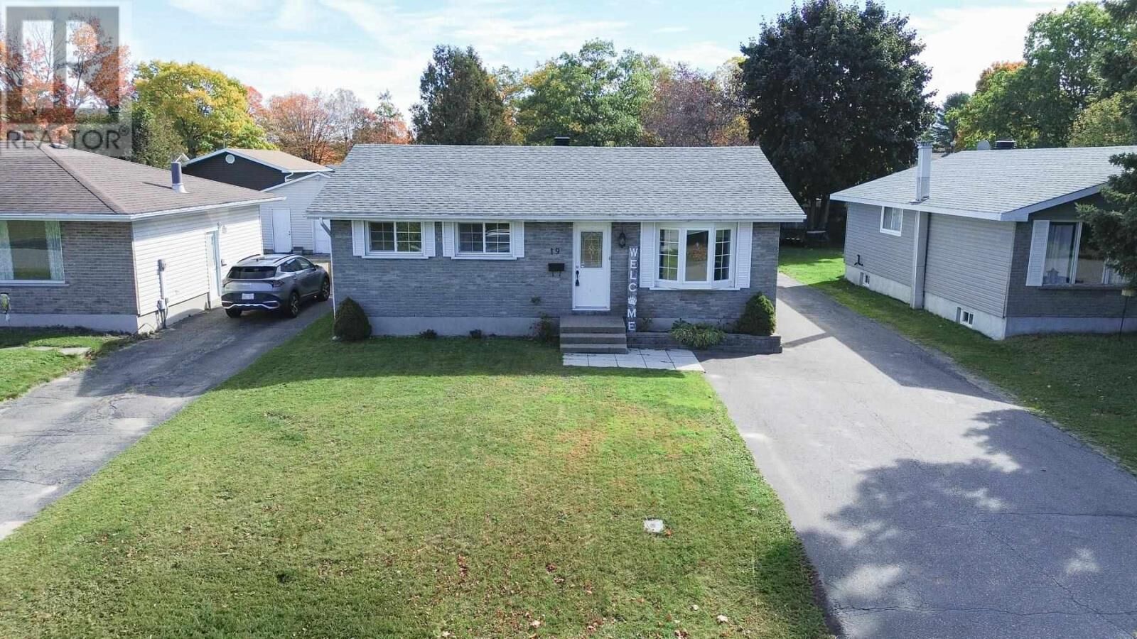 Photo de la propriété: 19 Macmurray Ave ON P6A 5W7
