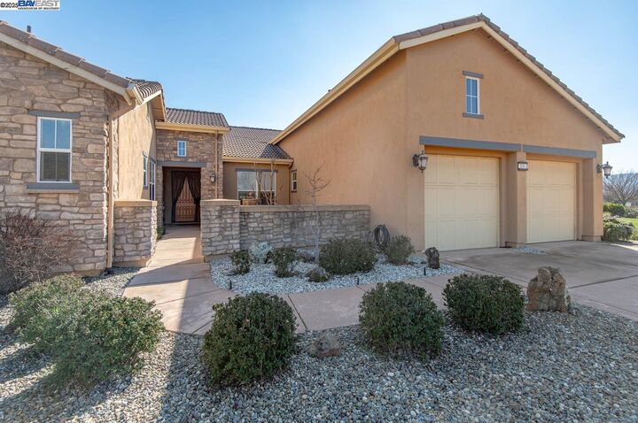 Property Photo: 106 Glen View Ct CA 95228