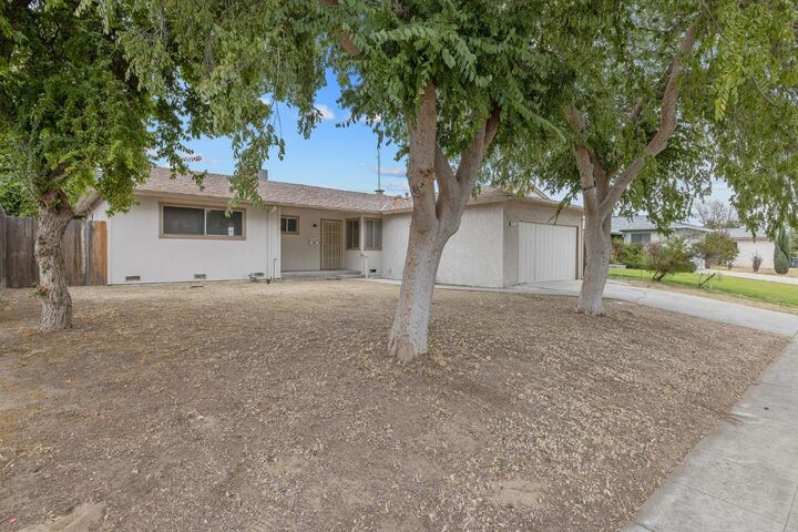 Property Photo:  91 W Richert Avenue  CA 93612 