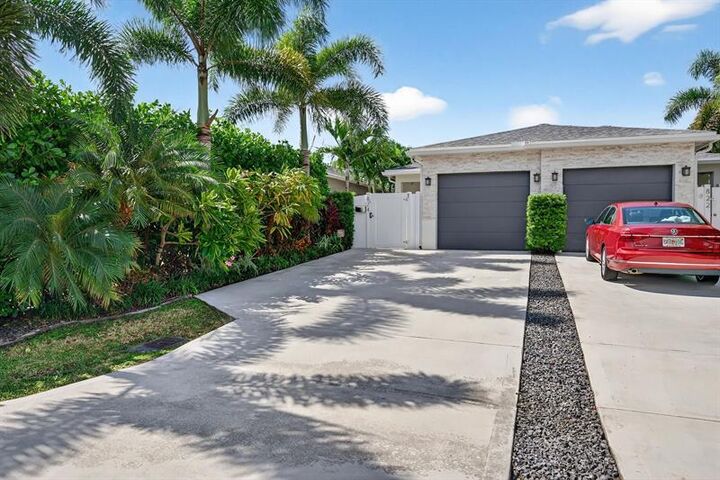 Property Photo: 824 NE 14th Court FL 33304