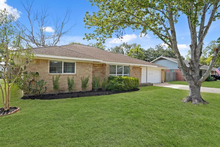 Property Photo:  5451 Redstart Street  TX 77096