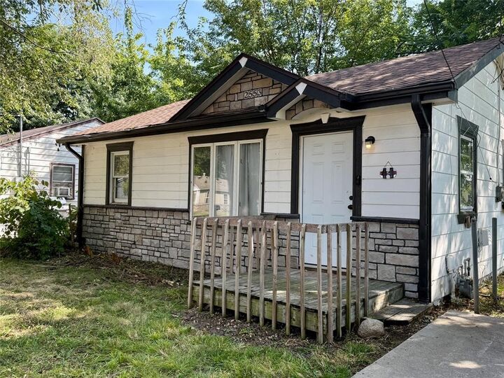 2553 Maury Street  Des Moines IA 50317 photo