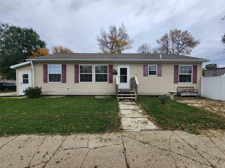 420 16th St NW  Minot ND 58703 photo