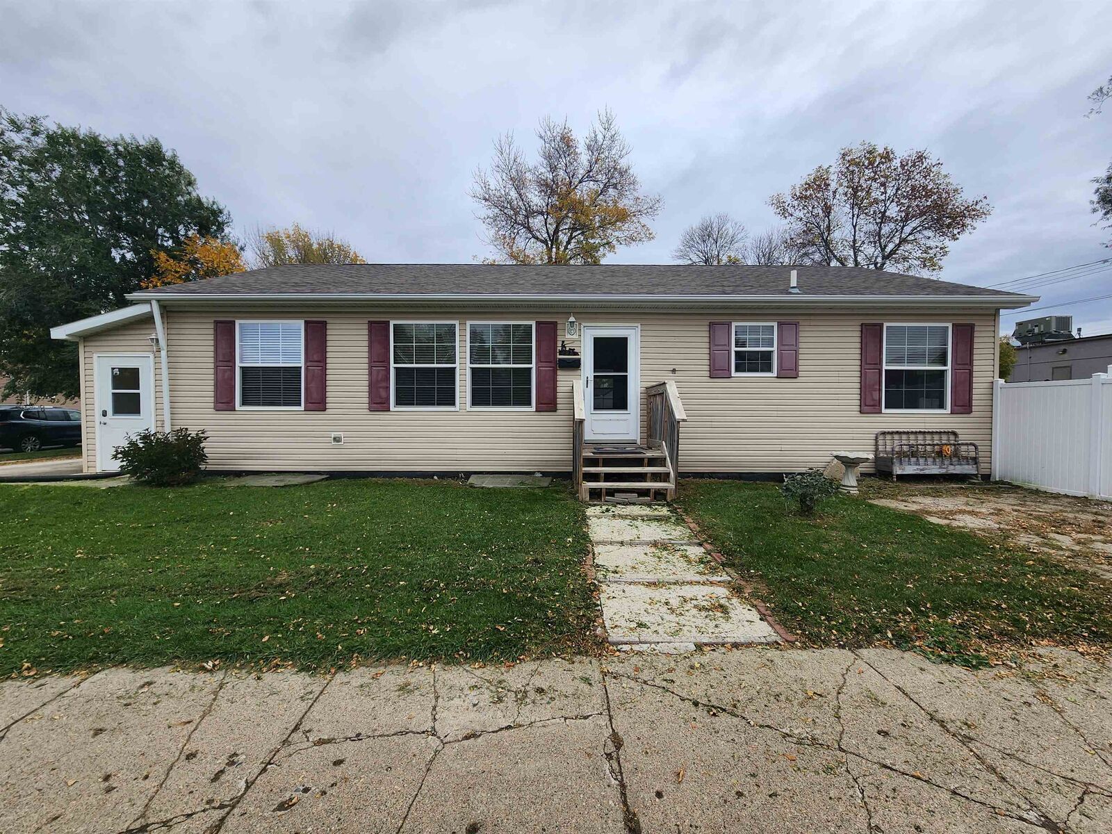 Property Photo: 420 16th St NW ND 58703