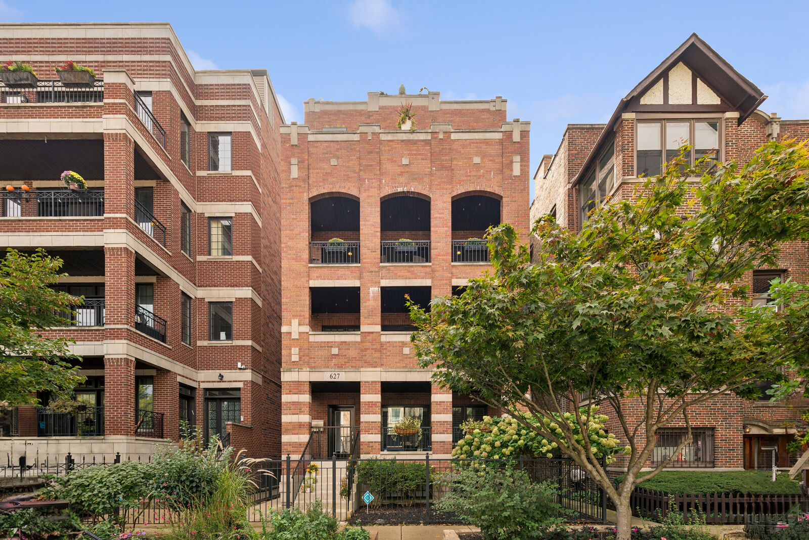 Property Photo:  627 W Buckingham Place 3  IL 60657