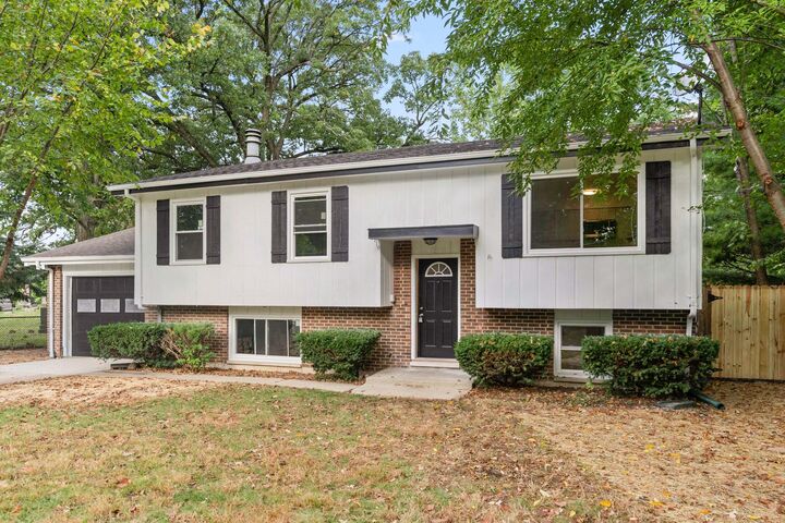Property Photo: 212 N Oakwood Avenue IL 60185