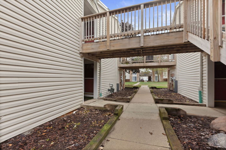 Property Photo:  1975 Kenilworth Circle B  IL 60169 