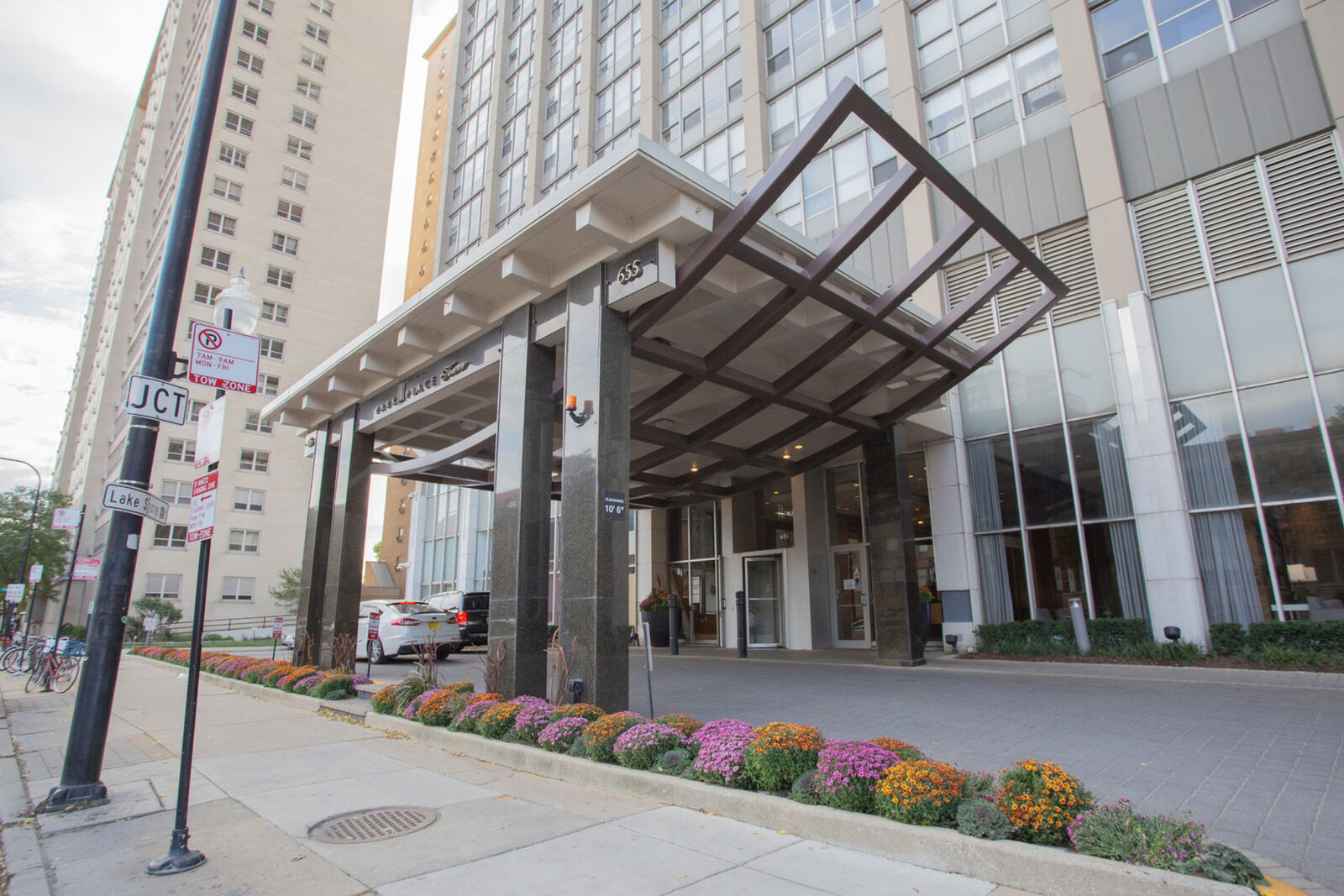 Property Photo: 655 W Irving Park Road 5104 IL 60613