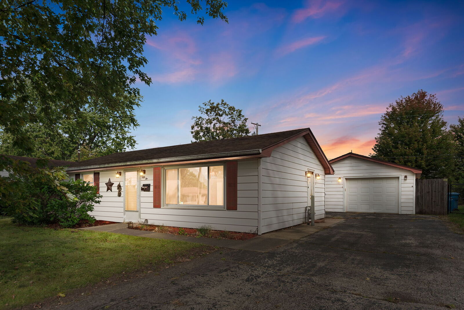 Property Photo:  52 Hanson Drive  IL 60914 