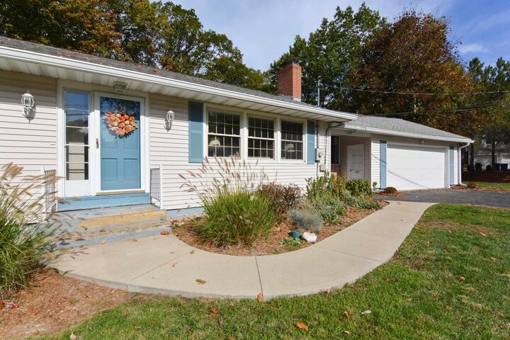 Property Photo: 552 Oak Street NH 03104