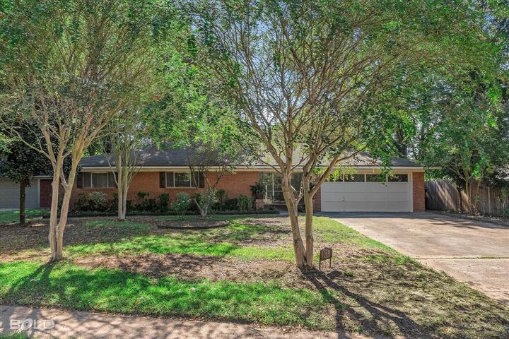 Property Photo:  265 Pierremont Road  LA 71105