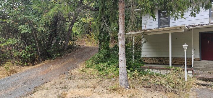 Property Photo: 2100 Robinson Road OR 97527