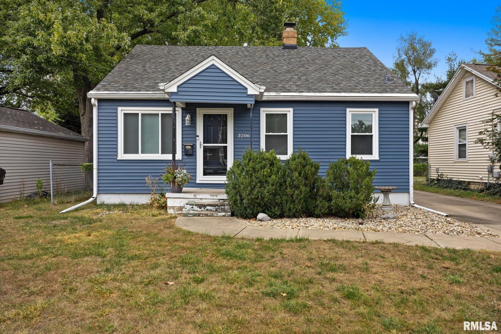 Property Photo: 3206 N Indiana Avenue IL 61603