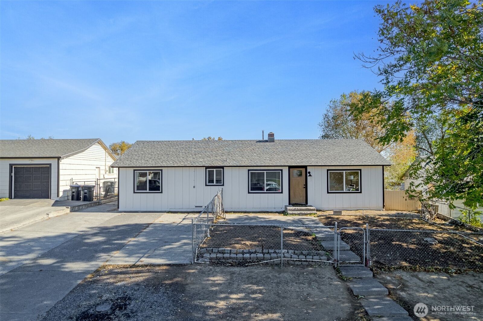 Property Photo:  415 N Earl Road  WA 98837 