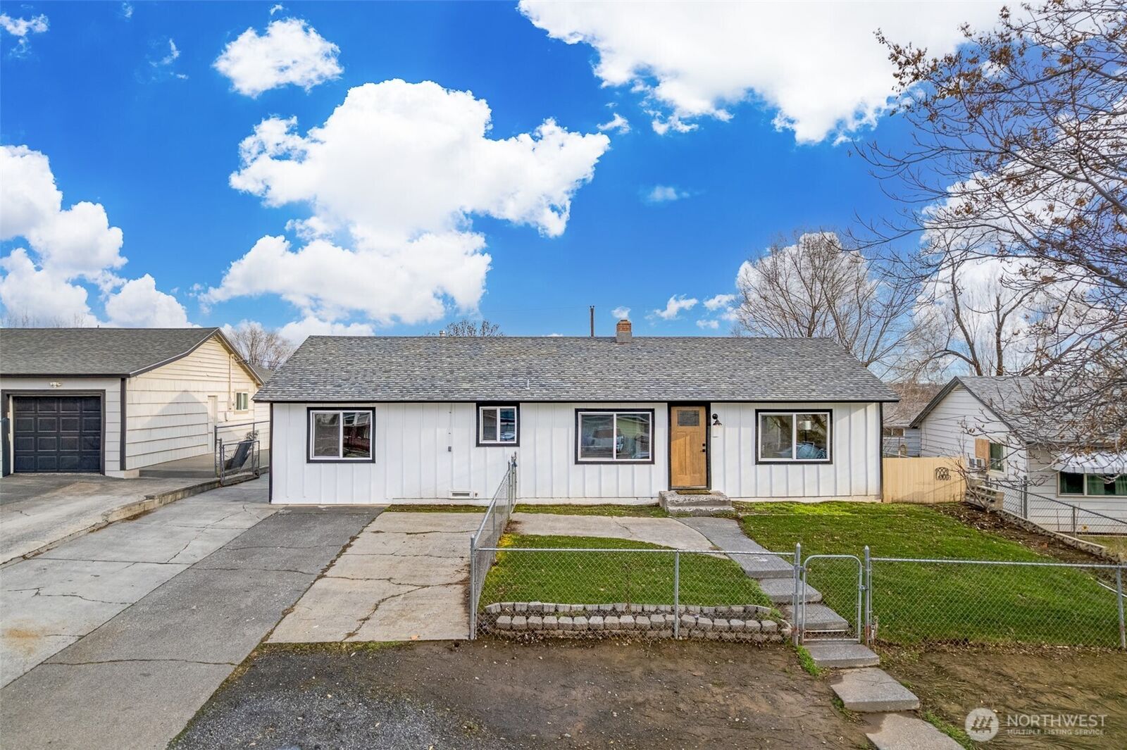 Property Photo:  415 N Earl Road  WA 98837 