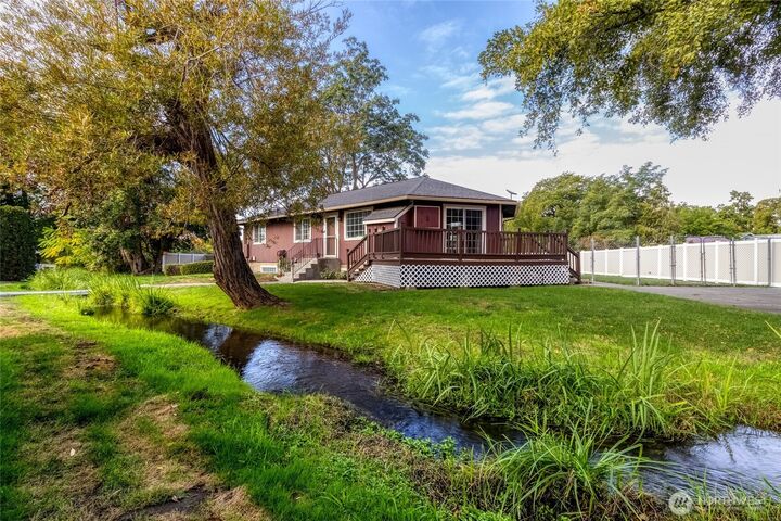 Property Photo:  428  Easy Street Street  WA 99362 