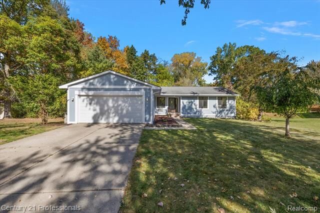 3830 Pine Orchard Circle  Waterford Twp MI 48329 photo