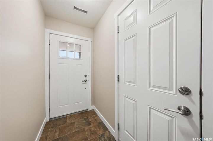 Property Photo:  560 Pringle Crescent  SK S7T 0W9 