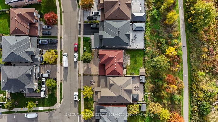 Property Photo:  73 Woodvalley Drive  ON L7A 1Z3