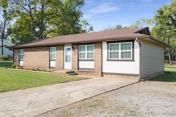 Property Photo: 1911 N Maple Street OK 74955