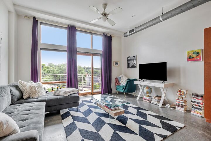 Property Photo: 2124 E 6th Street 305 TX 78702