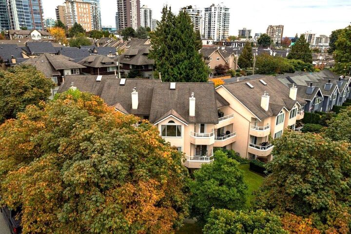 Property Photo:  261 W 16th Street 2  BC V7M 1T7 