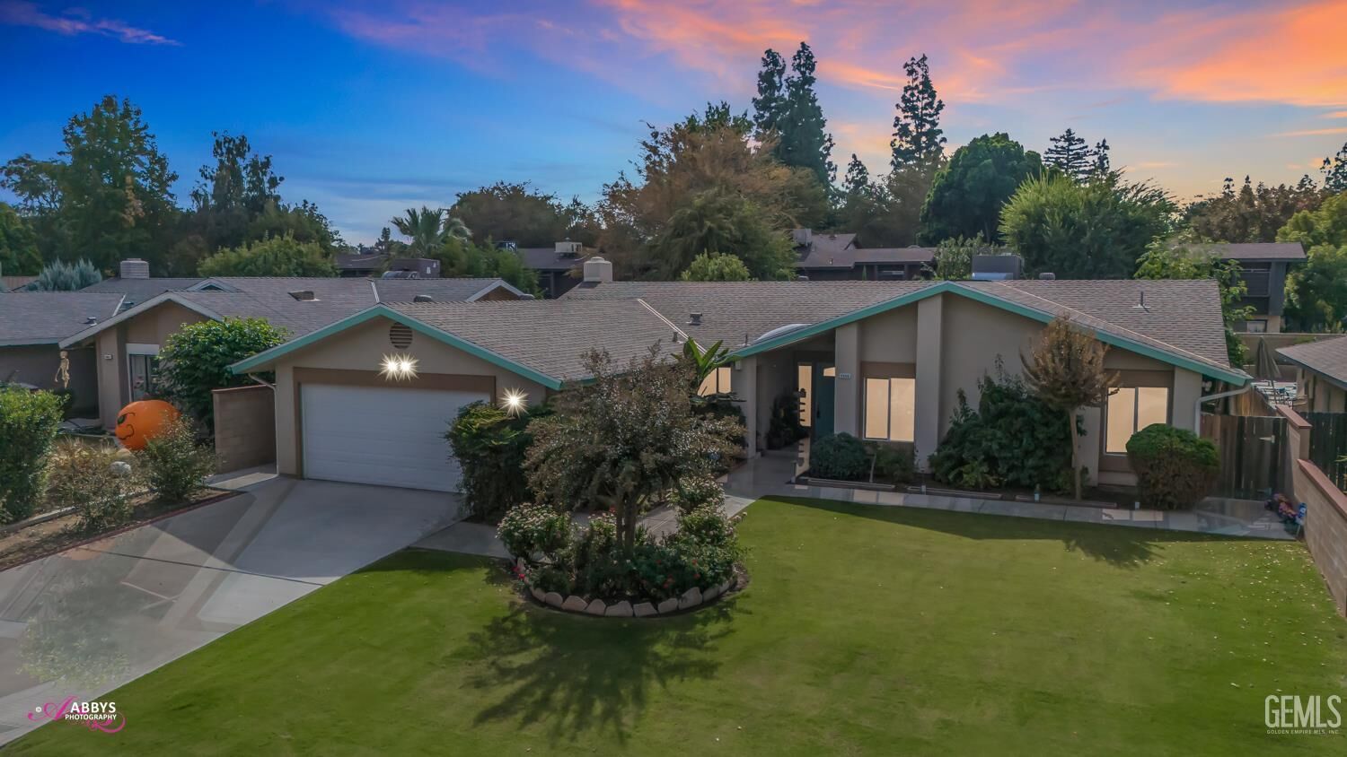 Property Photo:  7009 Quailwood Drive  CA 93309
