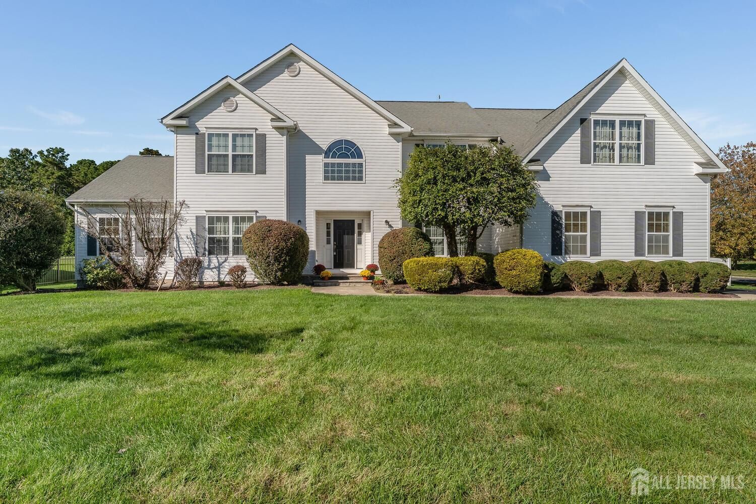Property Photo:  8 Duchess Drive  NJ 08831 