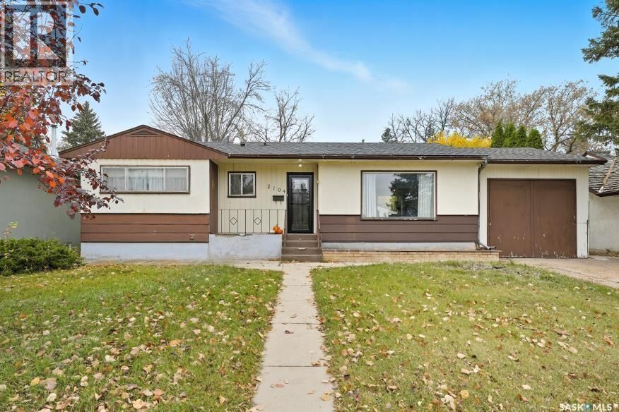 Property Photo:  2104 Clarence Avenue S  SK S7J 1L5 