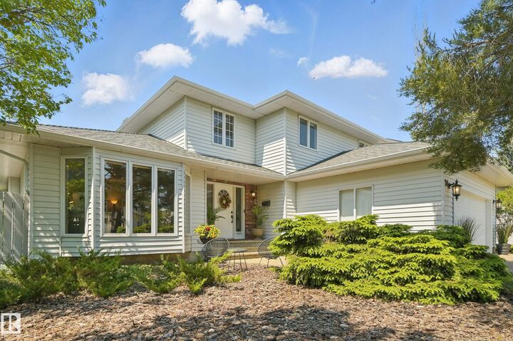 Photo de la propriété: 24 Blue Quill Crescent NW AB T6J 6C2