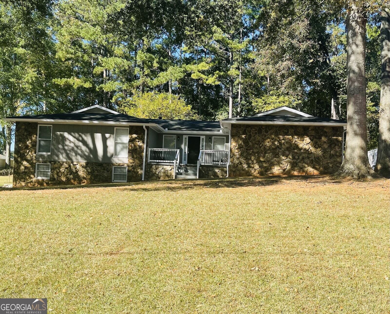 Property Photo: 124 Meadow Ridge Drive GA 30281