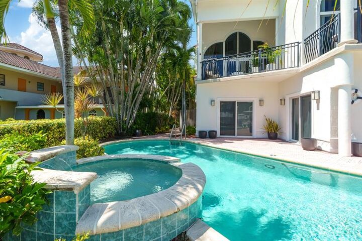 Property Photo: 70 Isle Of Venice Dr 203 FL 33301