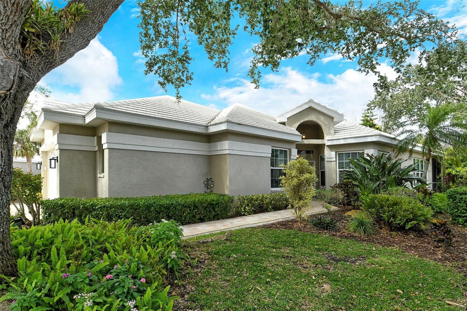 Property Photo: 560 Fallbrook Drive FL 34292