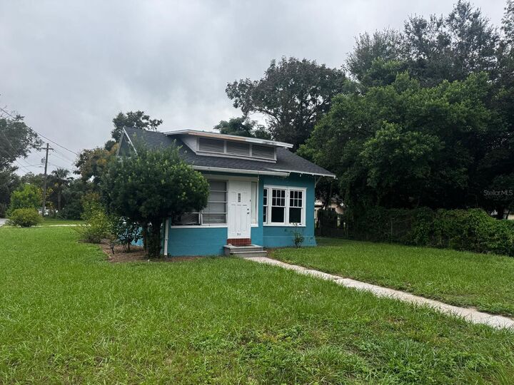 Property Photo: 711 Avenue E NE Winter FL 33881