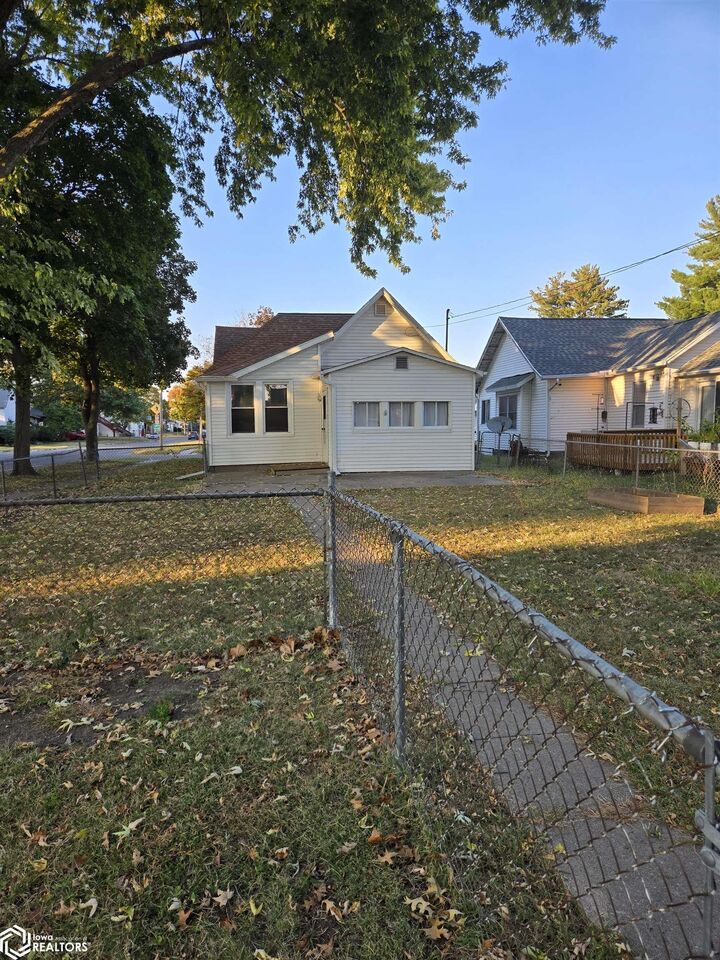 Property Photo:  831 Hedge Avenue  IA 52601