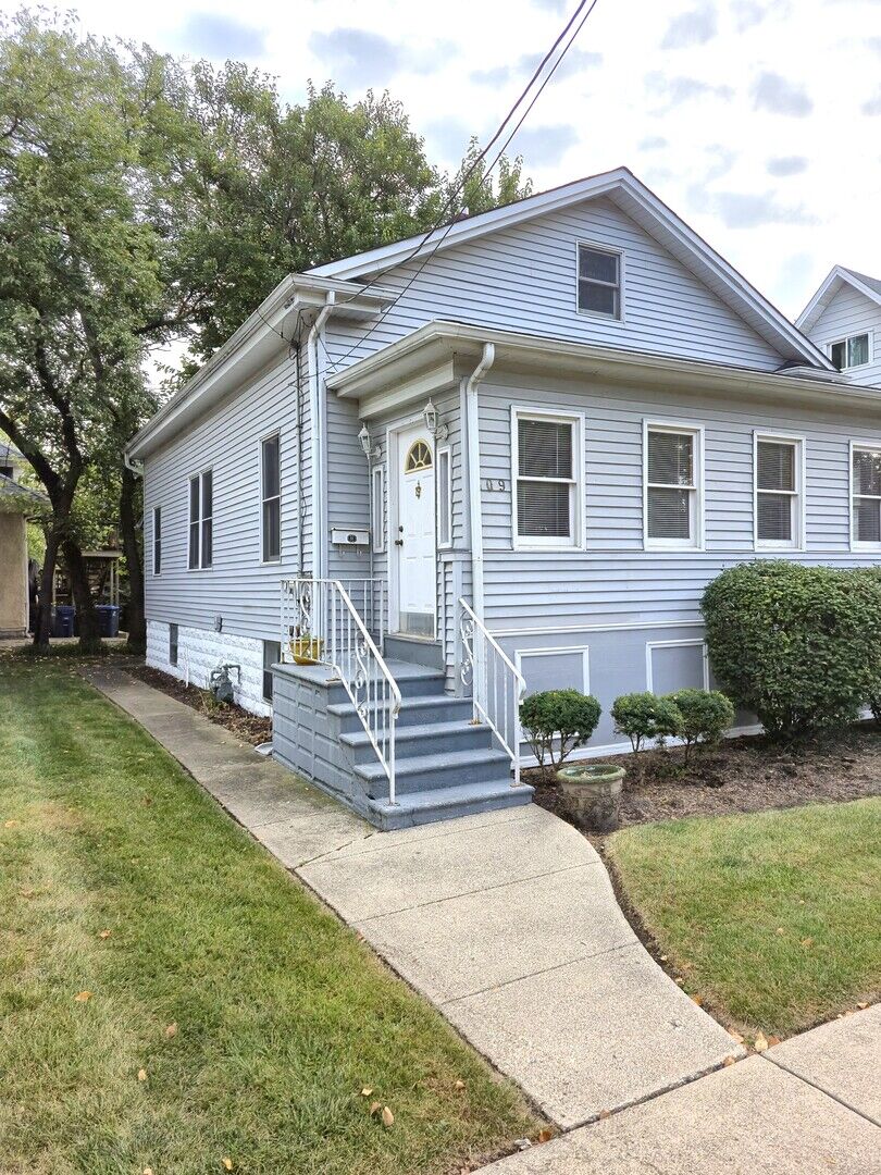 Property Photo:  409 S Hale Street  IL 60187