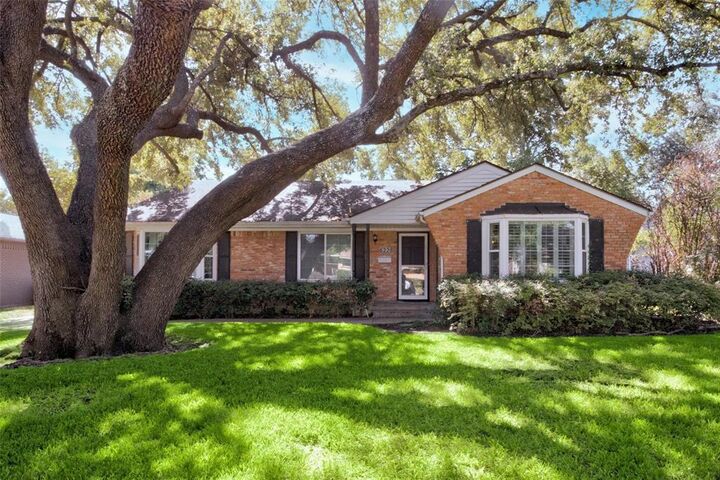 Property Photo: 6228 Crestmont Drive TX 75214