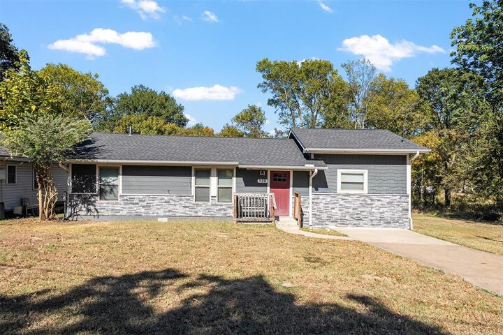 Property Photo:  120 Memorial Drive  TX 75156 